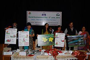 Chief guest, Sarogini Ganju Thakur launching the SWSH posters in Himachal Pradesh. / ©: WWF-India / ©: WWF-India