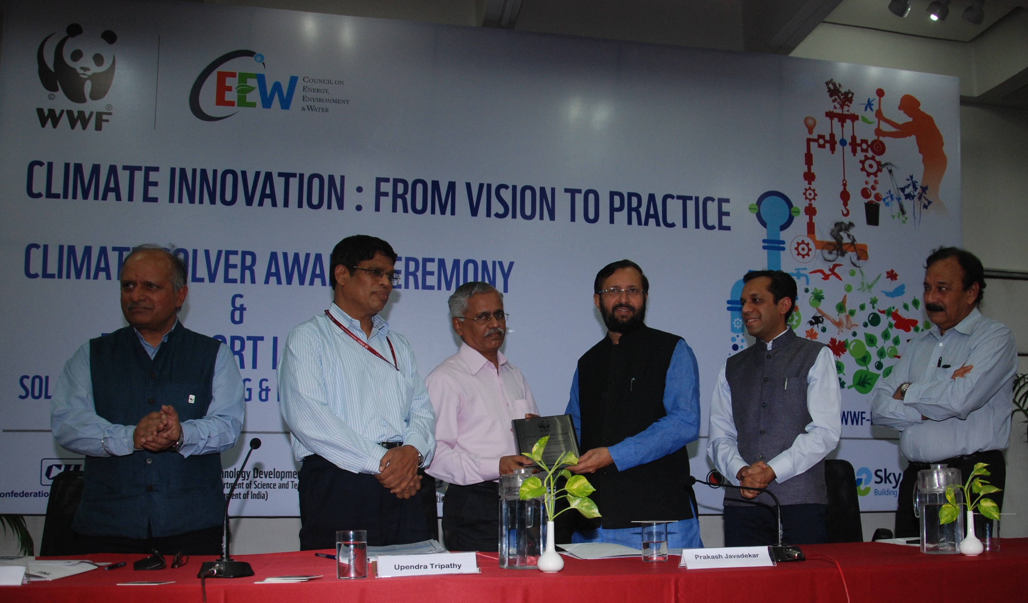 Shri prakash javadekar presenting the climate solver 2013 awards