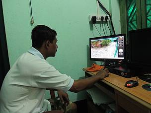 Remote monitoring of the enclosure with tigress
© Ratul Saha/WWF-India
© Ratul Saha/WWF-India